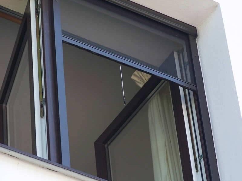 CLCM005 - Cửa lưới chống muỗi tự cuốn màu ghi