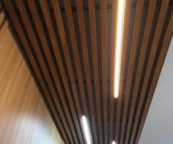 Công Trình Tấm Nhựa Ốp Trần Giả Gỗ Khách Sạn
